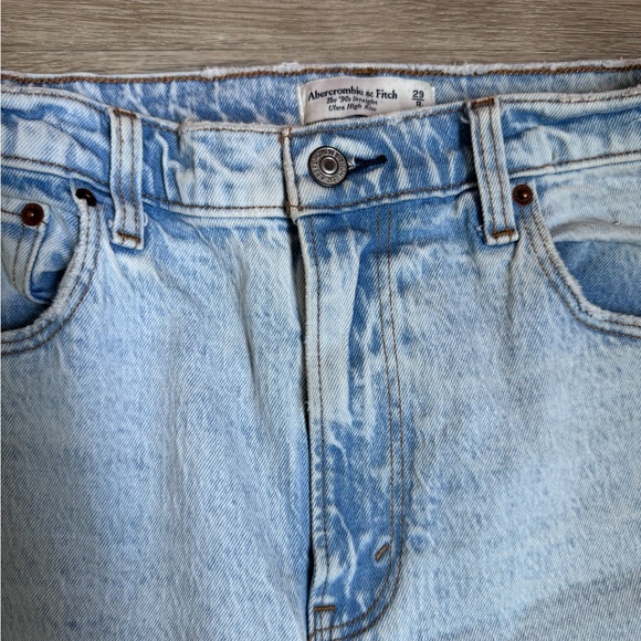 Abercrombie & Fitch The 90’s Straight Ultra High Rise Light Wash Destroyed Jeans - Picture 4 of 6